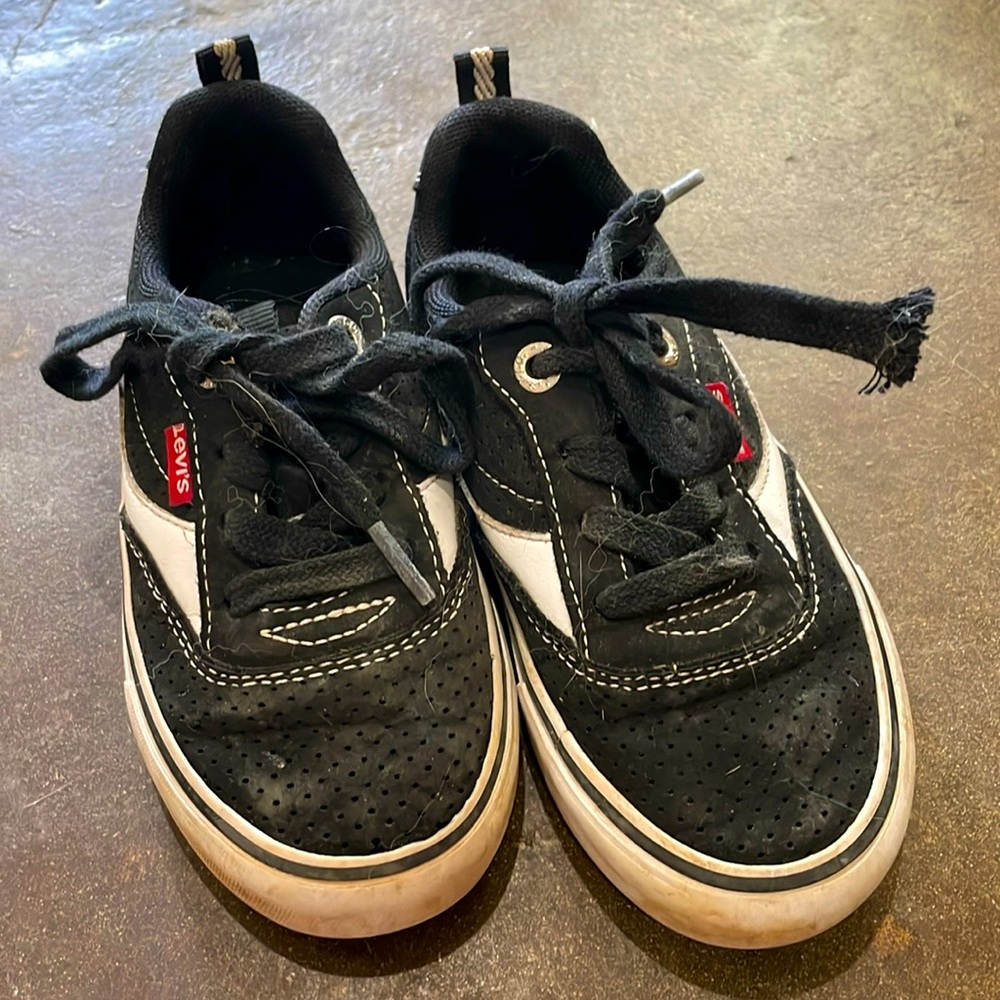 Boys Levi sneakers size 9